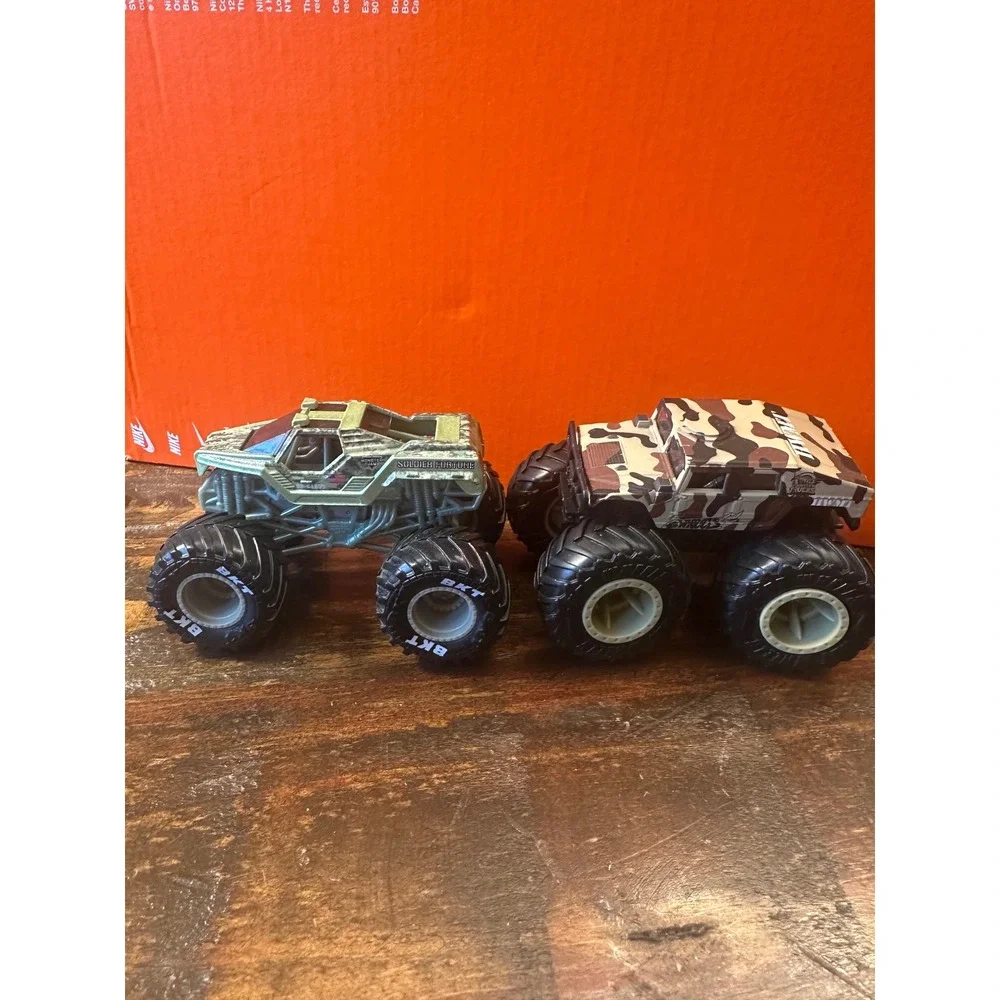 Monster Jam Soldier Fortune & Hot Wheels HWMT Humvee CamoMonster Trucks 1:64‎